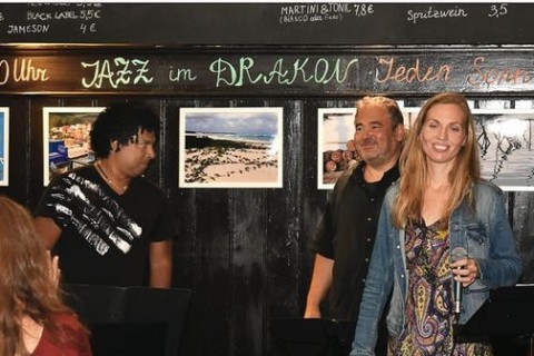 Jam-Session im Drakon in Wien: Monika Hofmarcher, Hannes Laszakovits und Fagner Wesely auf der Bühne