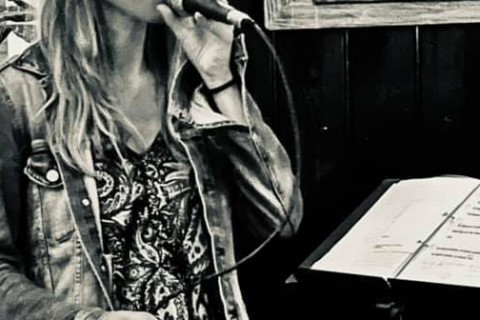 Jam-Session im Drakon in Wien: Monika Hofmarcher (vocal) am Mikrophon