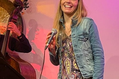 Jazzkonzert in Wien, Monika Hofmarcher freudig auf der Bühne