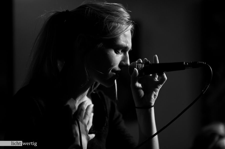 Monika Hofmarcher: Die Jazzsängerin auf der Bühne. Ein Jazzkonzert mit Flair.